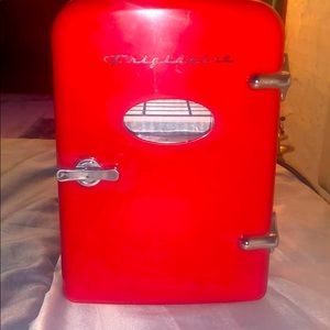 Frigidaire 6 Can Mini Retro Beverage Fridge  Red